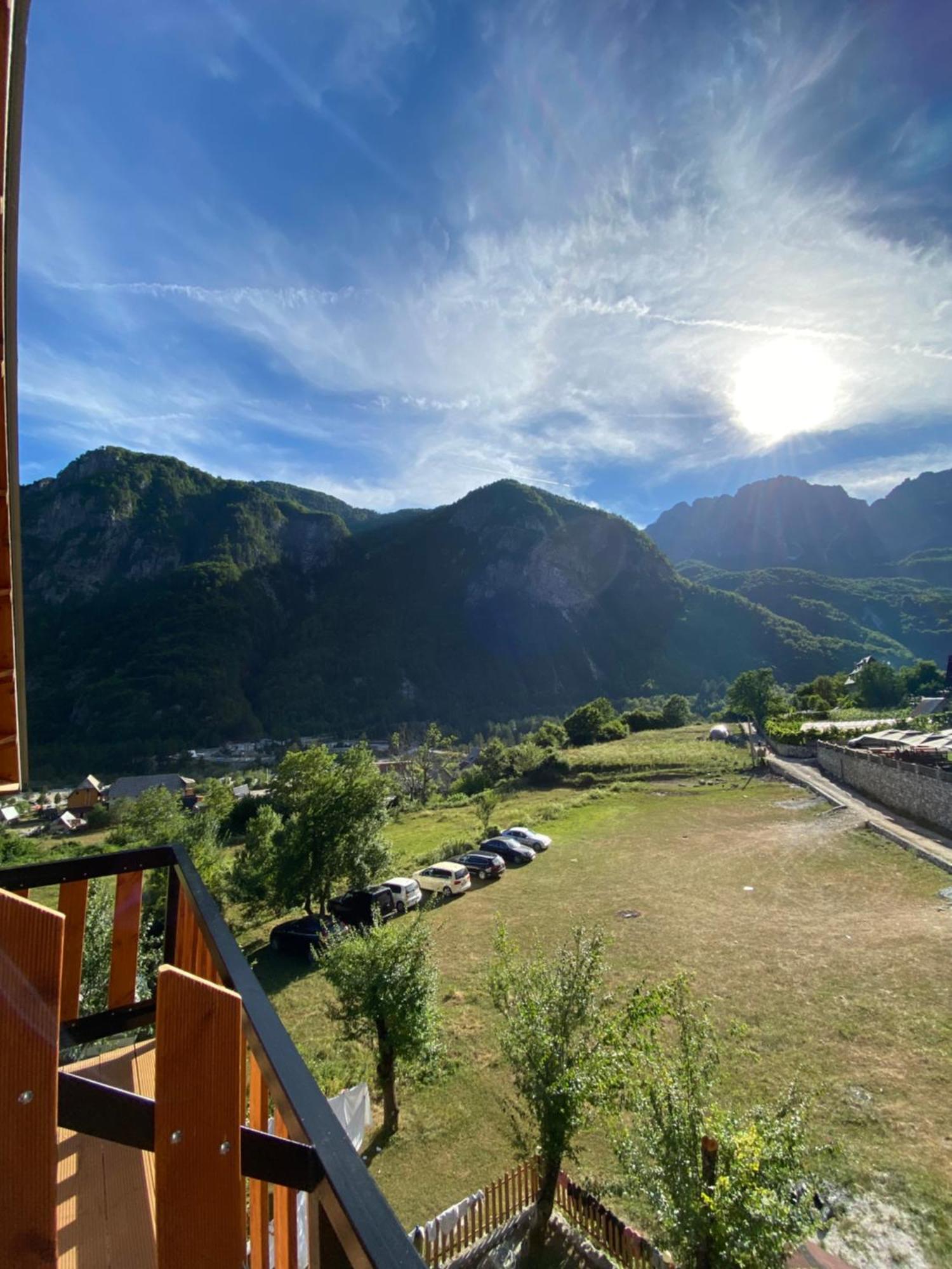 Gegest Hotel Тет Екстериор снимка