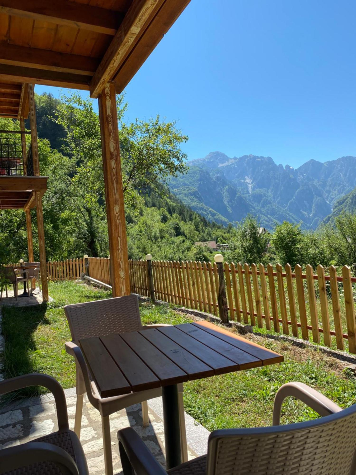 Gegest Hotel Тет Екстериор снимка