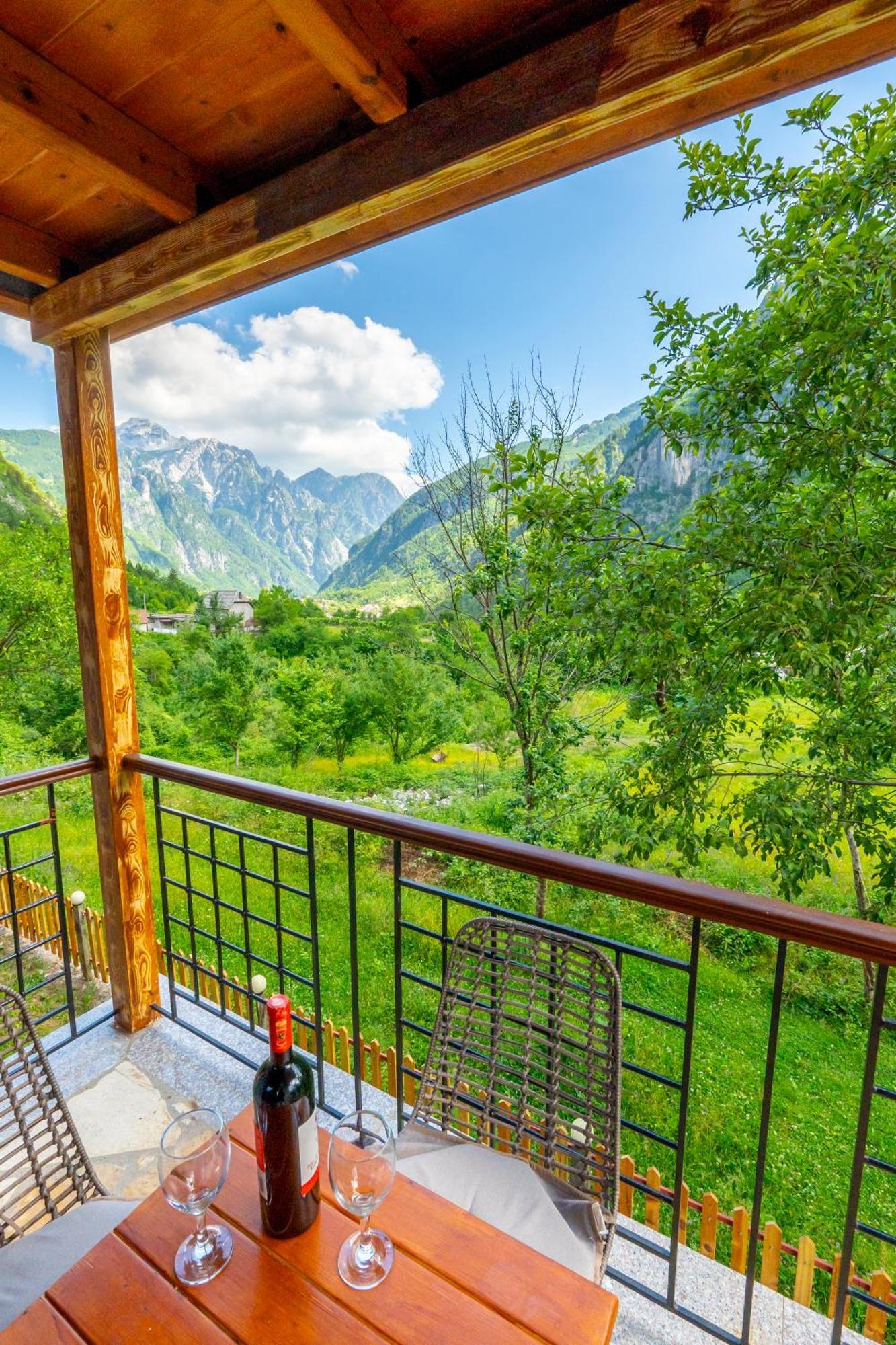 Gegest Hotel Тет Екстериор снимка
