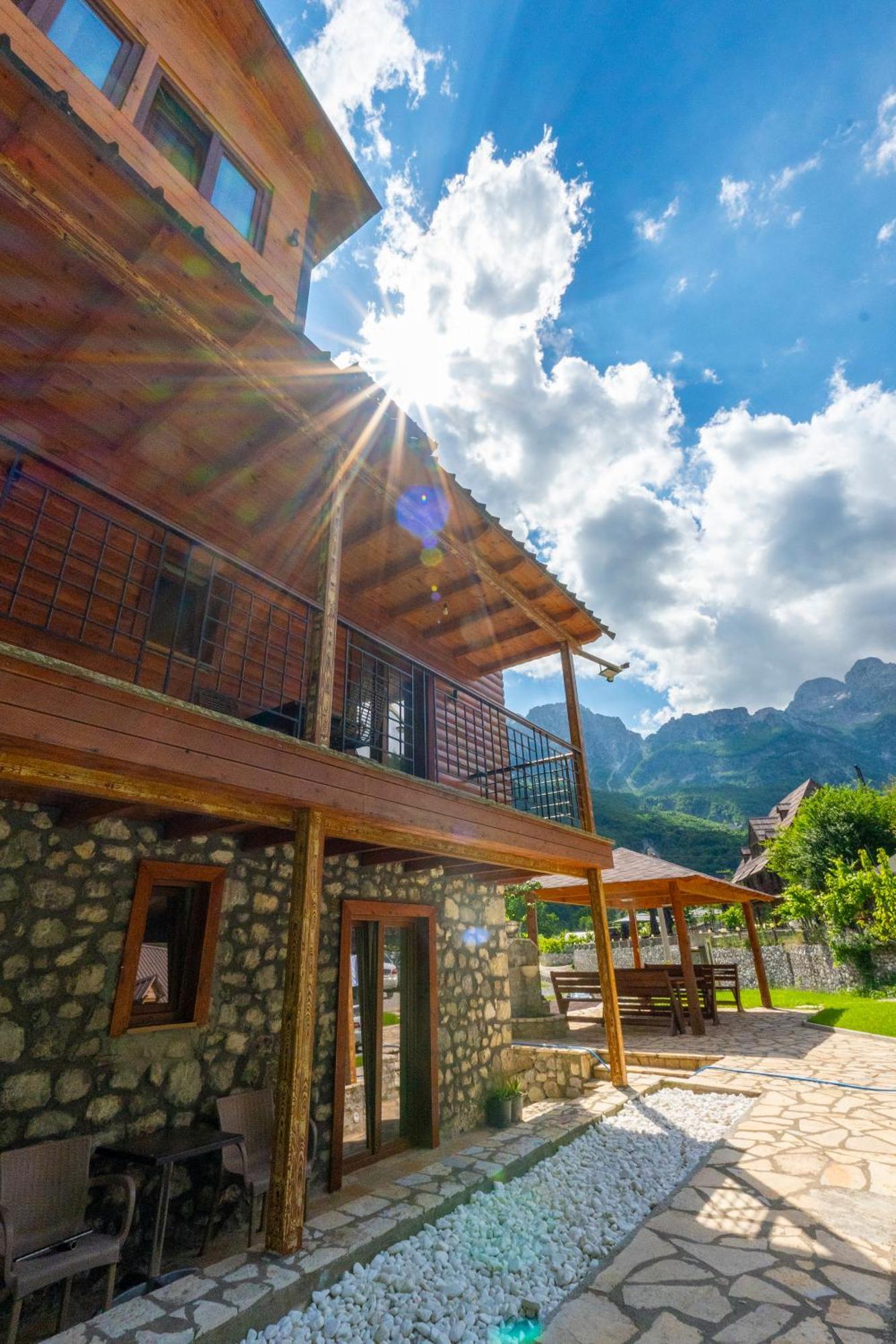 Gegest Hotel Тет Екстериор снимка