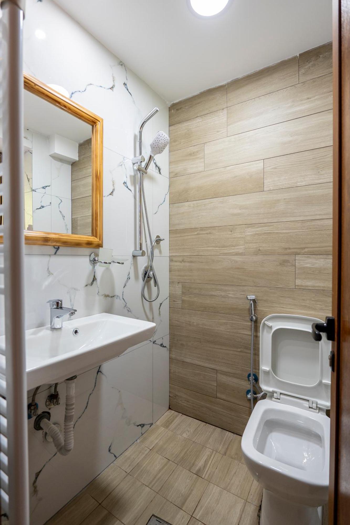 Gegest Hotel Тет Екстериор снимка