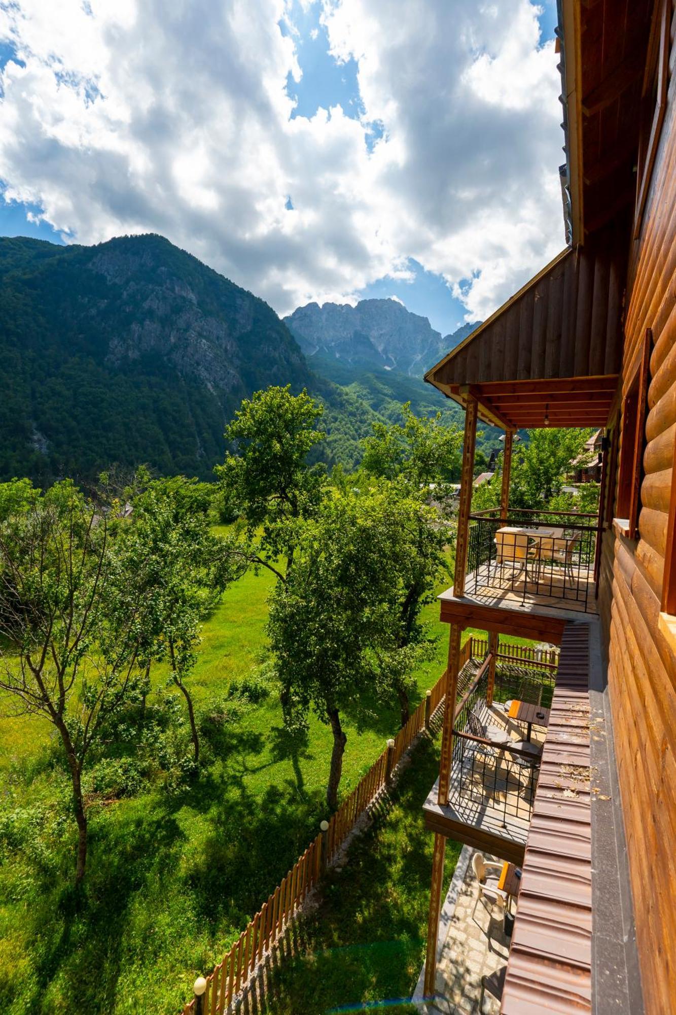 Gegest Hotel Тет Екстериор снимка