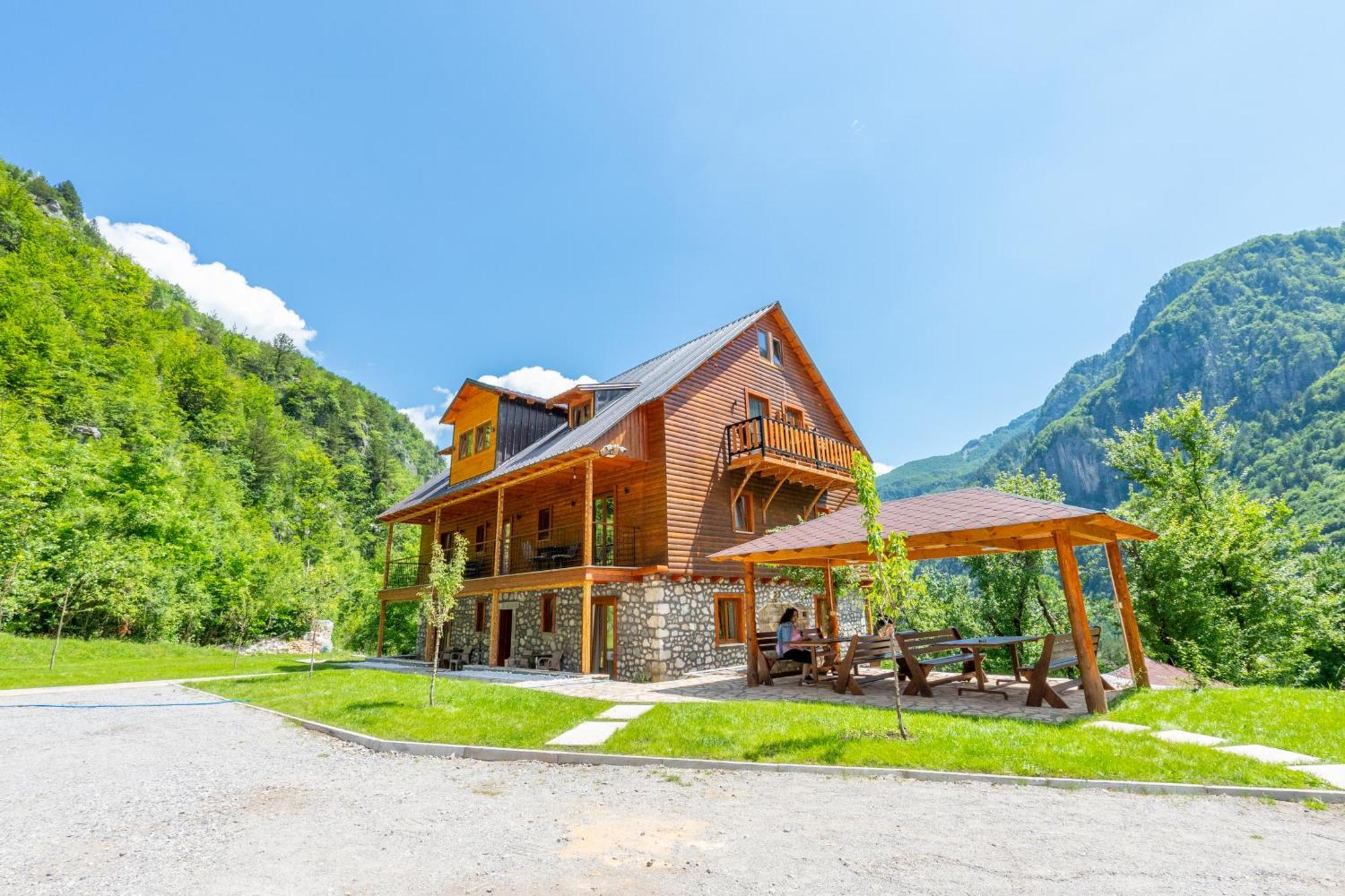 Gegest Hotel Тет Екстериор снимка