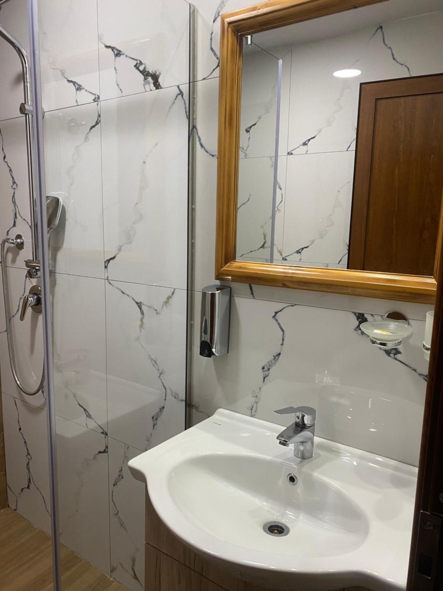 Gegest Hotel Тет Екстериор снимка