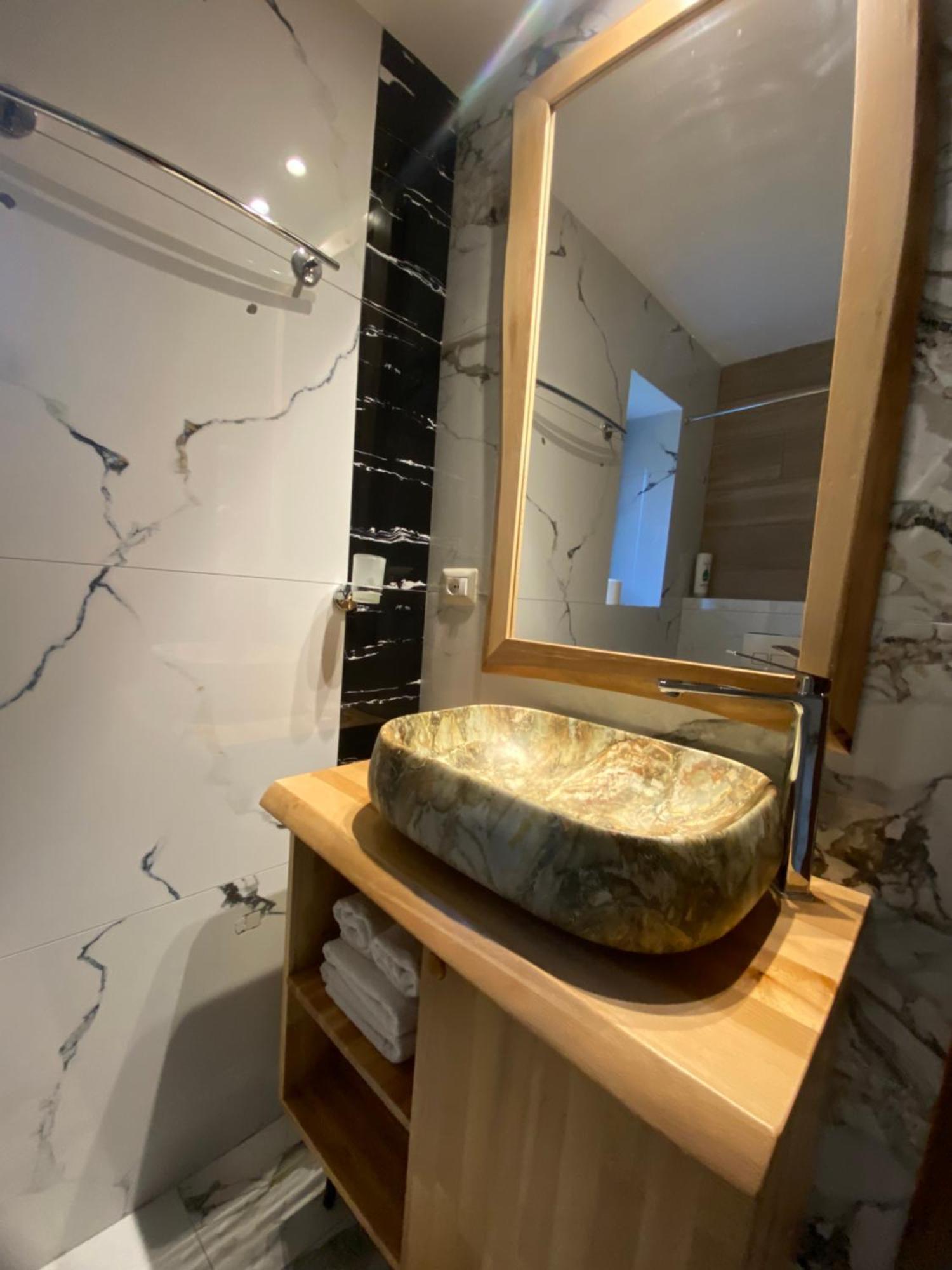 Gegest Hotel Тет Екстериор снимка